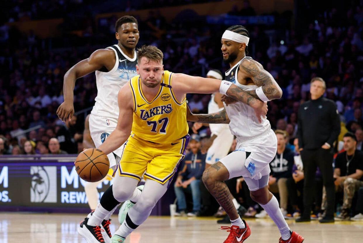 公牛不断突破！，东契奇连续十二场比赛得分超过比赛规则变更上演精彩一战的简单介绍-开云